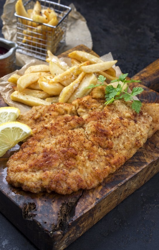 Schweineschnitzel mit Pommes und Salat