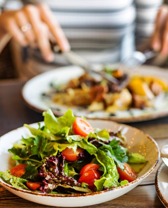 Menschen essen zwei Gerichte aus der Mittagstischkarte